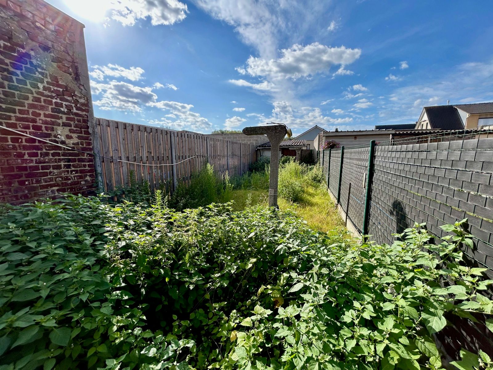 Te renoveren gezinswoning met garage en tuin foto 19