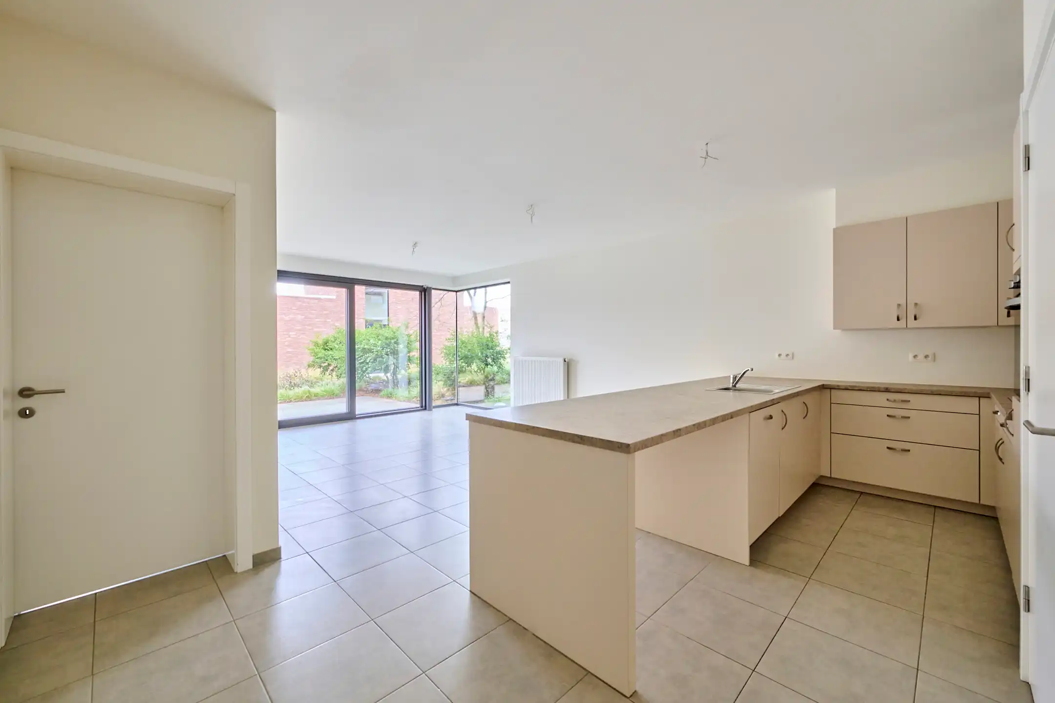 Gelijkvloers appartement met 2 slaapkamers en ruim terras. foto 4