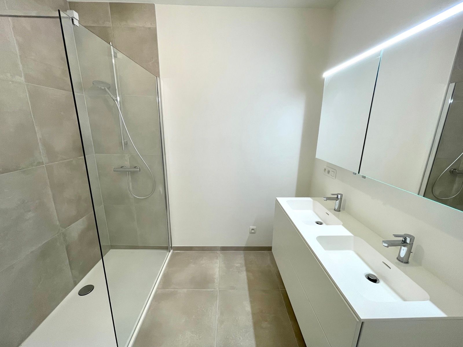 prachtig gelijkvloers 2-slaapkamer appartement foto 11