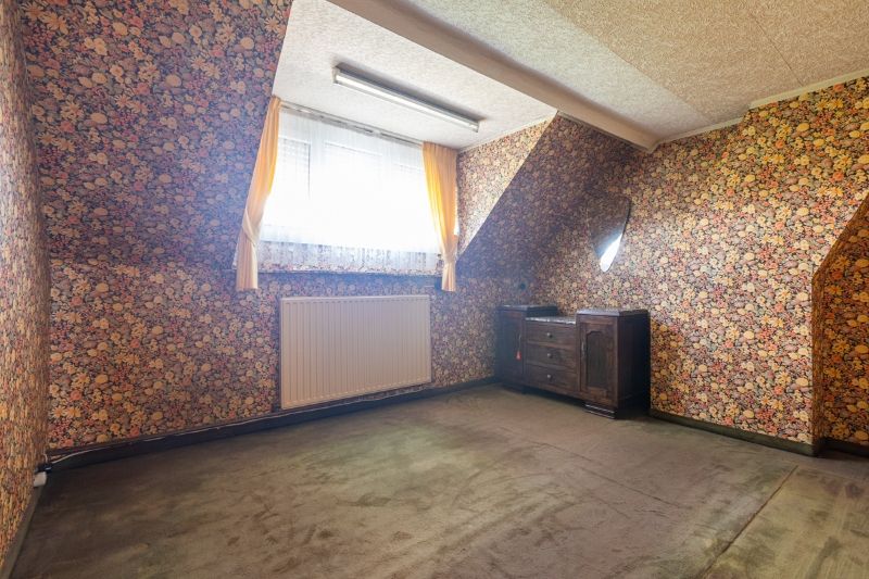 Rustig gelegen, ruime te moderniseren woning met tuin, garage en  bijgebouw van +/- 60m²  ....(kijkt uit op de velden). foto 19