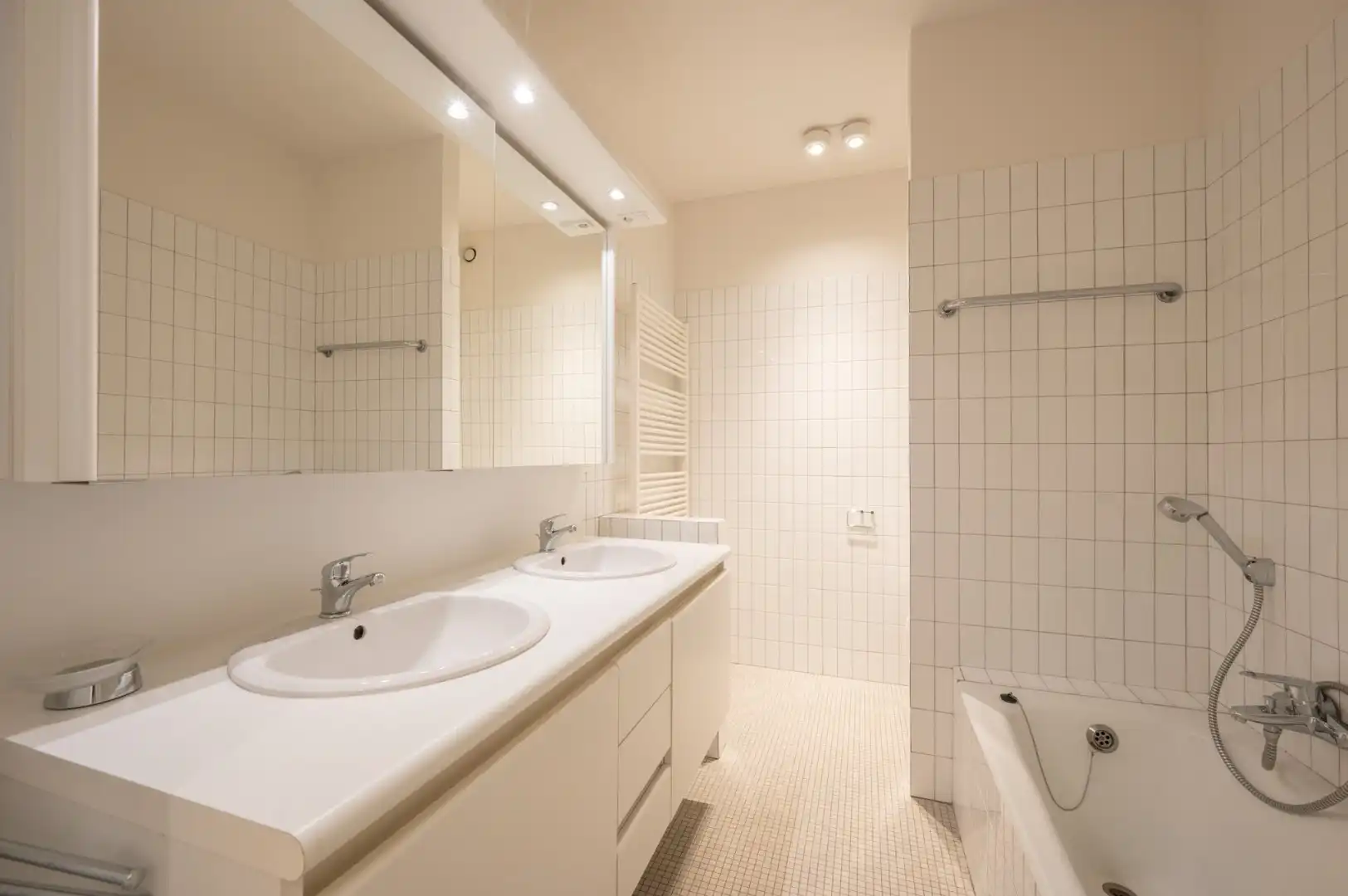 Ongemeubeld appartement, in de gerenommeerde residentie “Globe”, prachtig gelegen op de Zeedijk in het Zoute foto 11