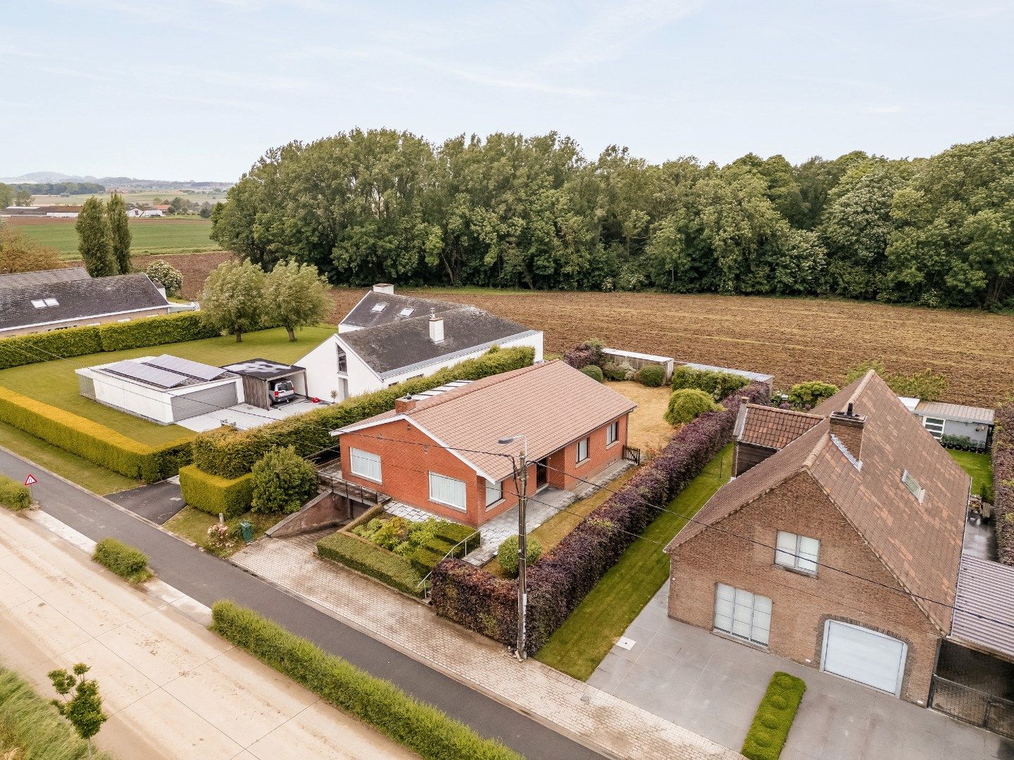 LANDELIJKE WONING OP 700m² MET 3 SLPKS, VOLLEDIG ONDERKELDER EN TUIN foto 2