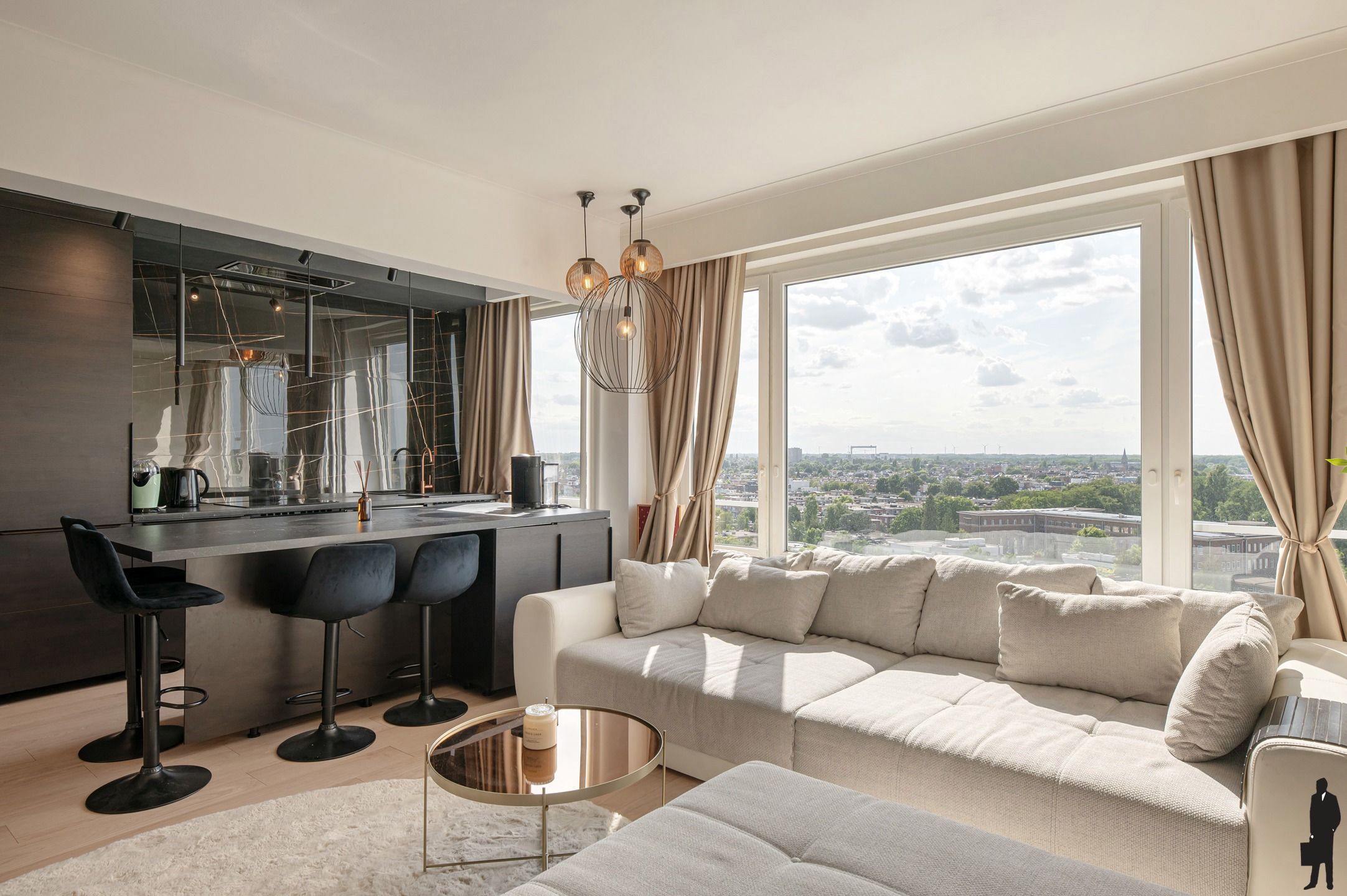 Gerenoveerd 2 slaapkamer appartement met loft-feeling, panoramisch uitzicht en vlakbij de stad!  foto 2