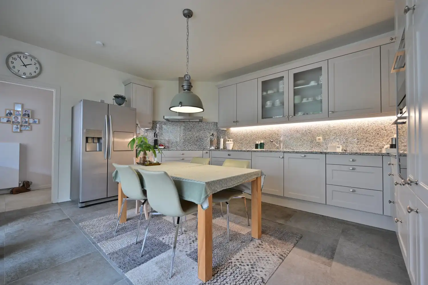 Exclusieve, compleet ingerichte bungalow op unieke bosrijke ligging, met prachtig overdekt terras en ruime kelder foto 14