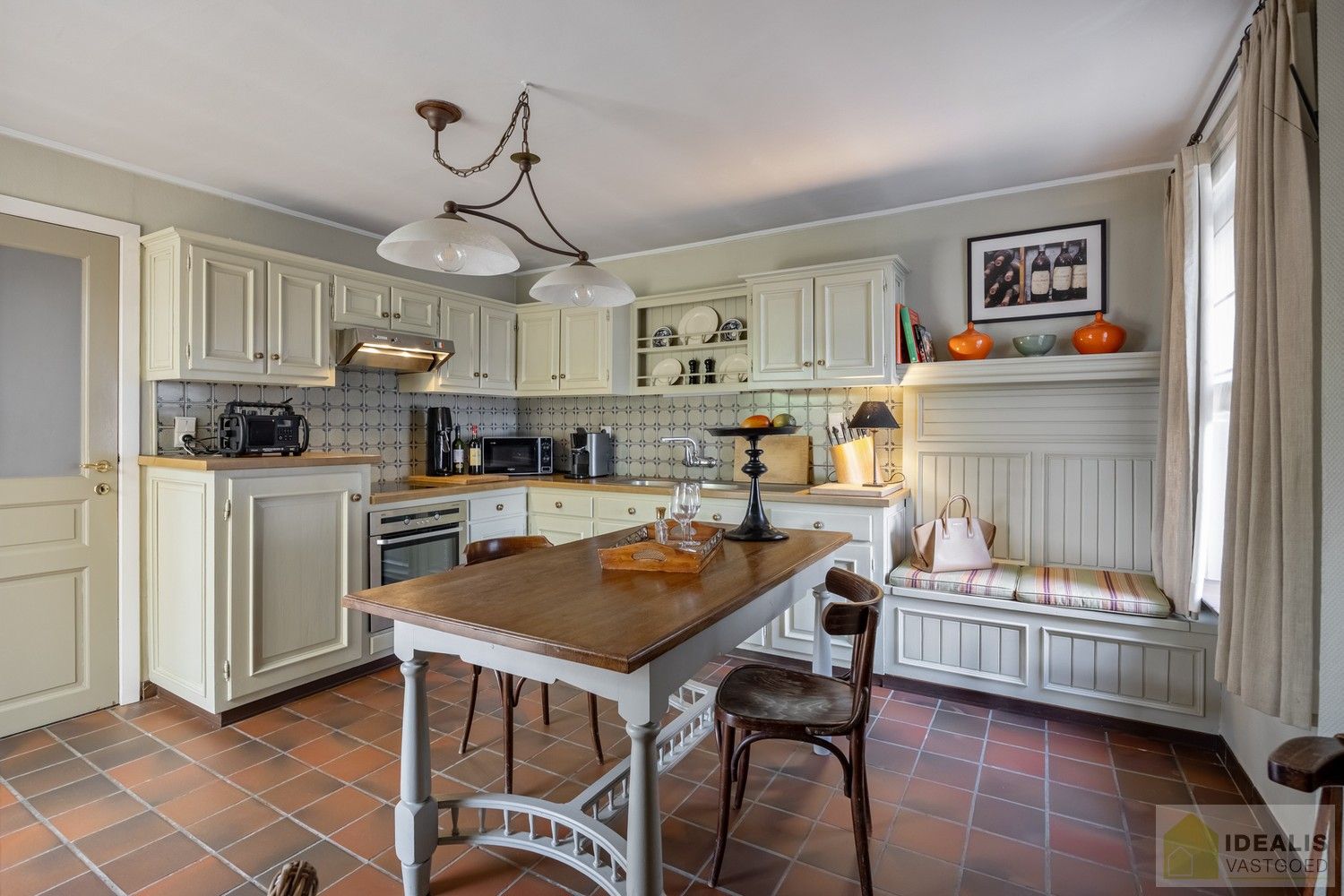 RUIME, CHARMANTE EN INSTAPKLARE WONING IN HARTJE HAMONT! HEERLIJKE WOONKAMER VOORZIEN VAN PARKET EN MET HAARD, LICHTRIJKE KEUKEN MET DIRECTE TOEGANG TOT PRACHTIGE VERANDA, 4 SLAAPKAMERS, RUIME GARAGE EN PRACHTIG AANGELEGDE TUIN OP SCHITTEREND PERCEEL VAN 7A 55CA IN HET HARTJE VAN HAMONT-ACHEL EN OP SLECHTS ENKELE MINUTEN VAN DE NEDERLANDSE GRENS! foto 13