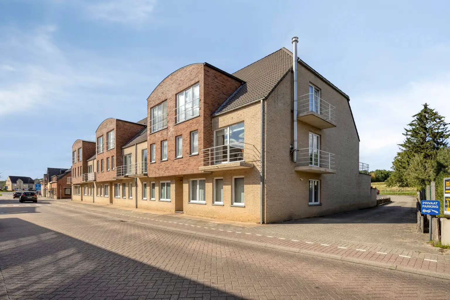 GELIJKVLOERS APPARTEMENT MET 2 SLAAPKAMERS EN GARAGE foto 2