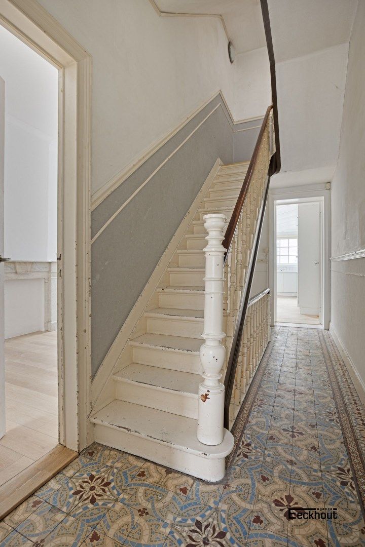 Uniek en ruim (351 m²) herenhuis met garages op topligging te Oostende ! foto 12