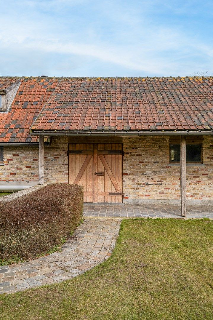 Karaktervol landhuis met zwembad, loods en stallen op rustige ligging foto 4
