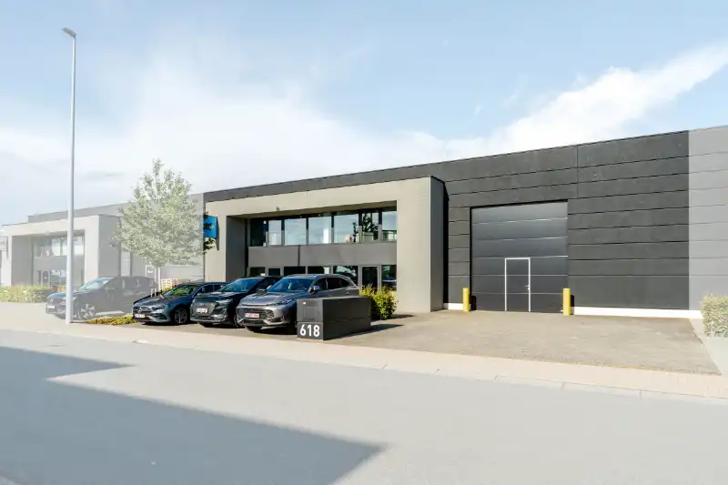 Instapklaar bedrijfsgebouw op strategische ligging te huur in Roeselare foto 2