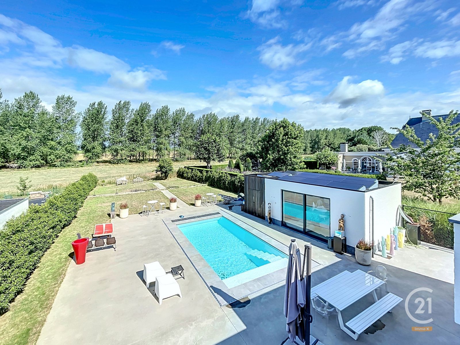 Luxueuze vrijstaande woning in rustige omgeving met zwembad foto {{pictureIndex}}