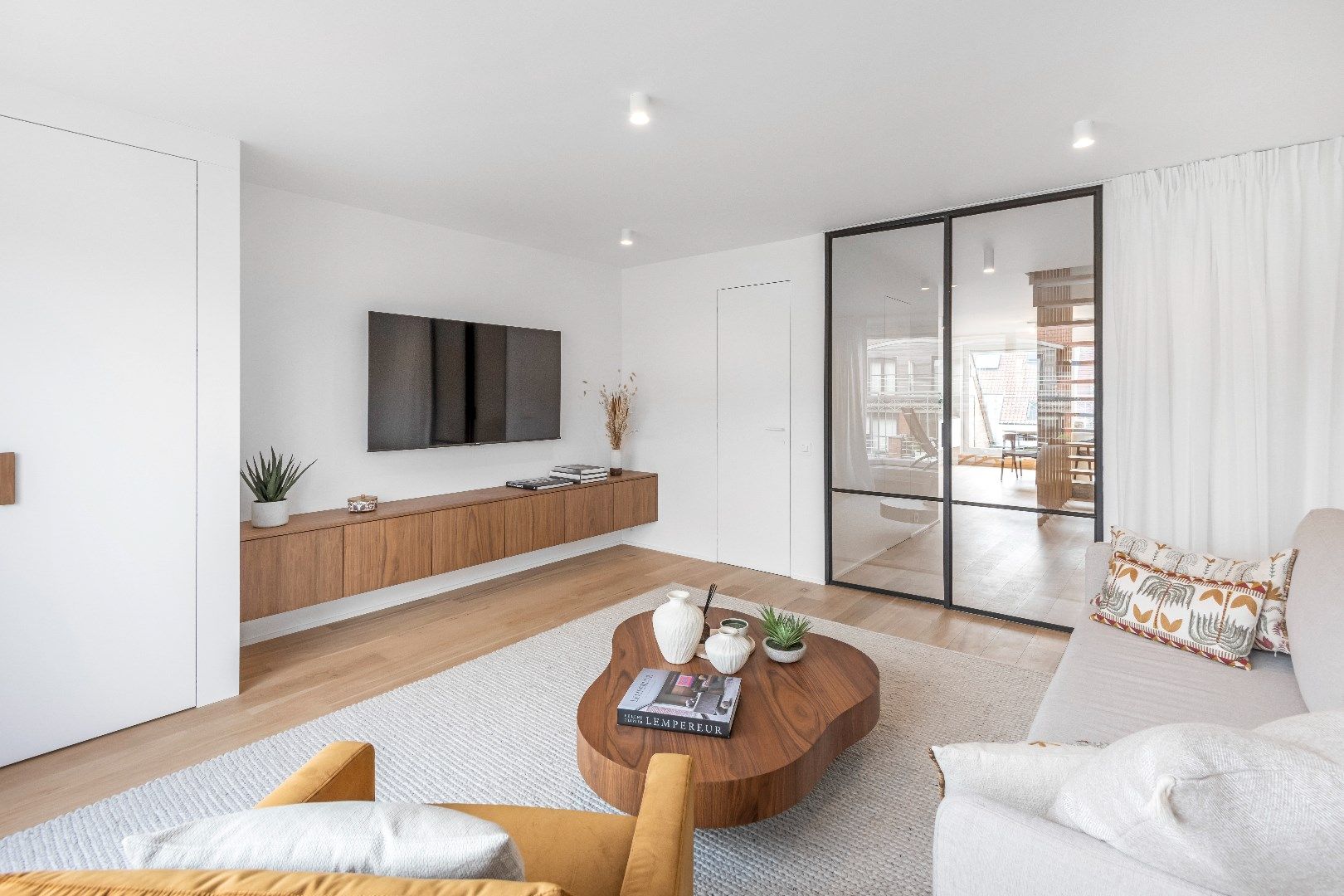 Instapklaar, totaal gerenoveerd doorzon duplex dakappartement met twee zonneterrassen foto 2