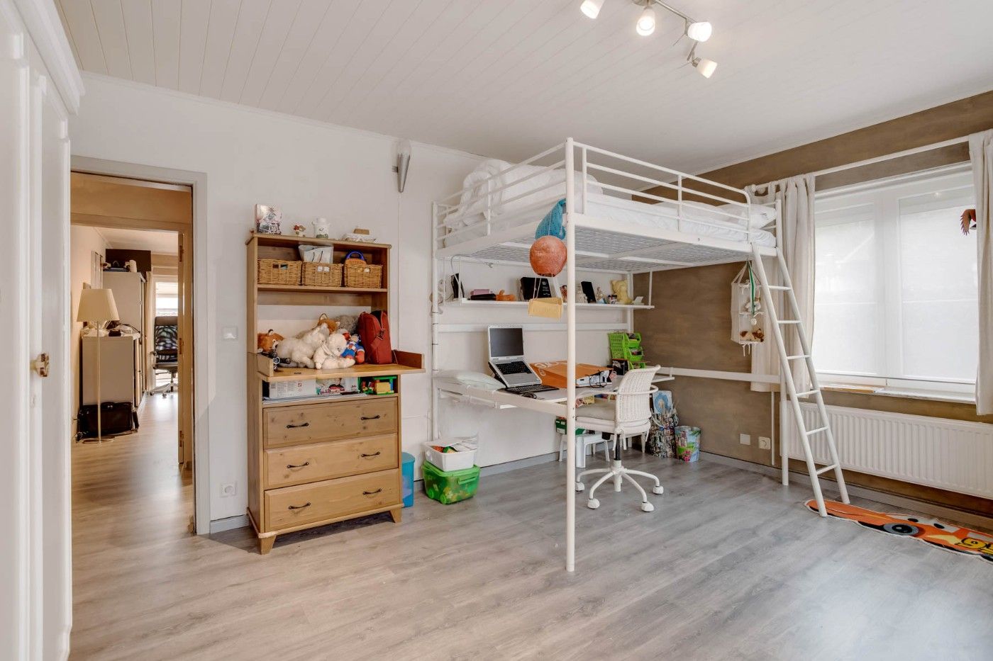 Riante, instapklare woning met 6 slpk., tuin en garage op 3115m² foto 9