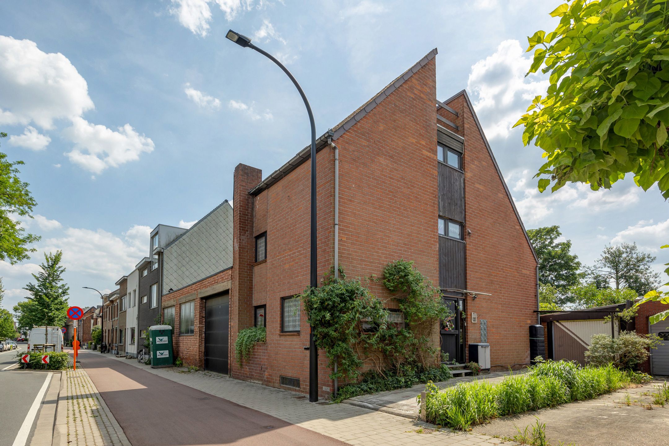 Hoofdfoto van de publicatie: Architecturale 3-gevel woning met zuid-west tuin