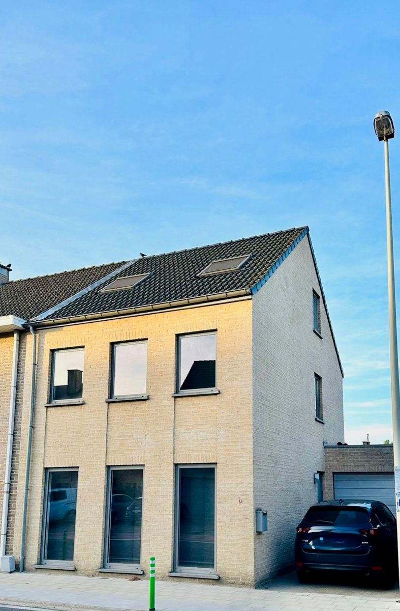 Recente halfopen bebouwing met tuin, oprit & garage foto 2