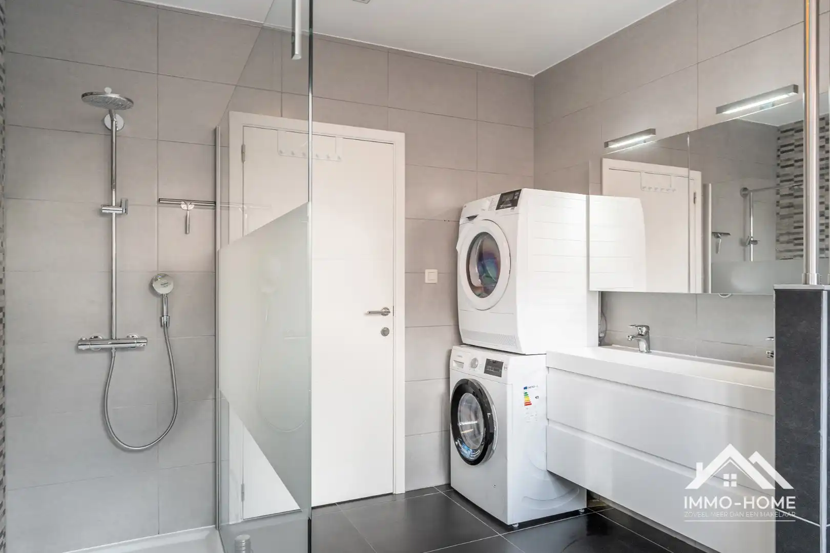 Jonge recente woning met heel veel volume! foto 14