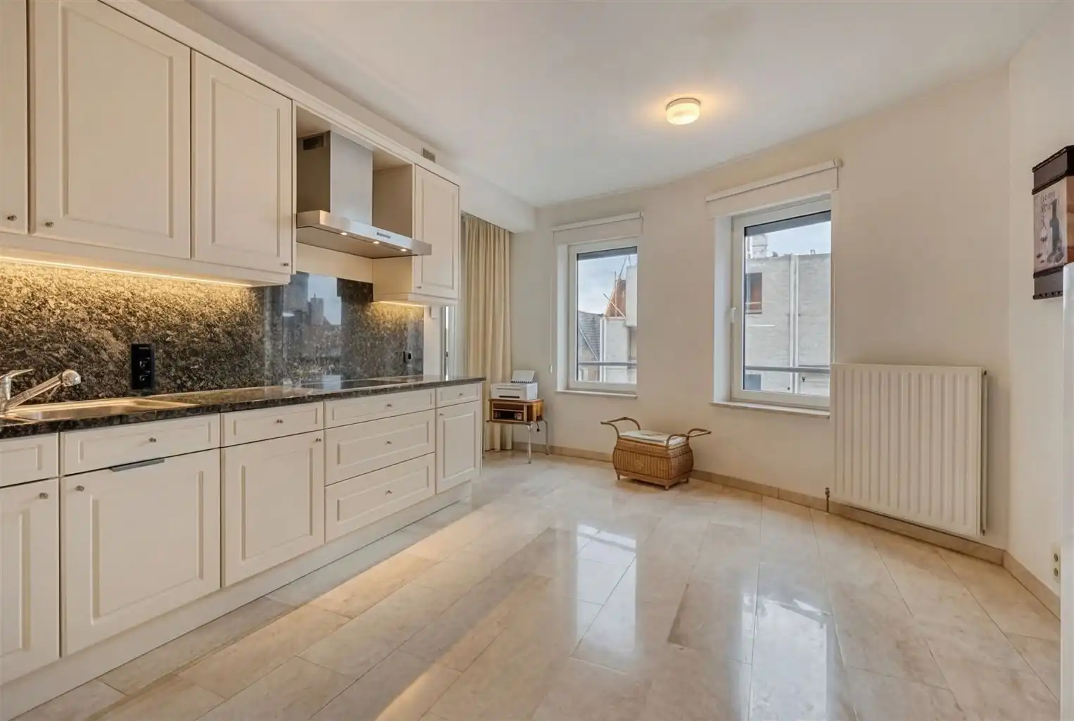 Prachtig, uitzonderlijk ruim appartement met 2 slaapkamers, 2 terrassen en inpandige garagebox, gelegen nabij het centrum van Maaseik. foto 10