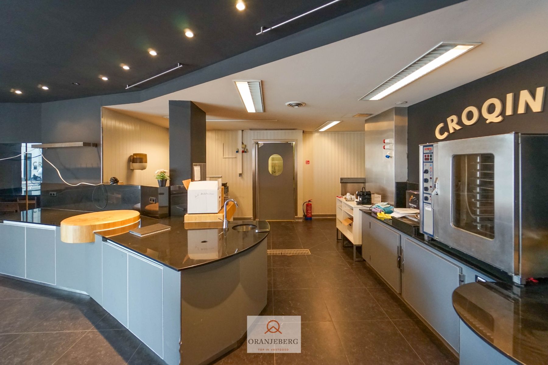 Volledig gerenoveerde winkelruimte + atelier met garage te huur in Gentbrugge foto 8