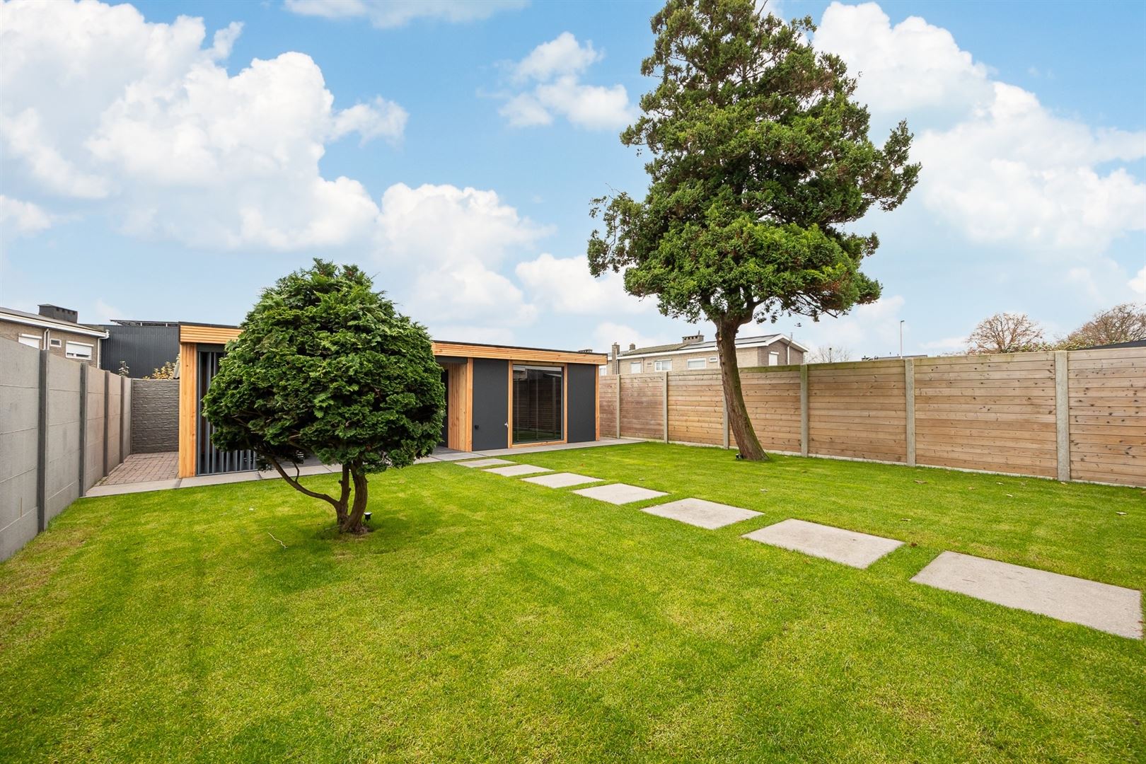 Volledig gerenoveerde woning met prachtige tuin en bijhuis foto 3