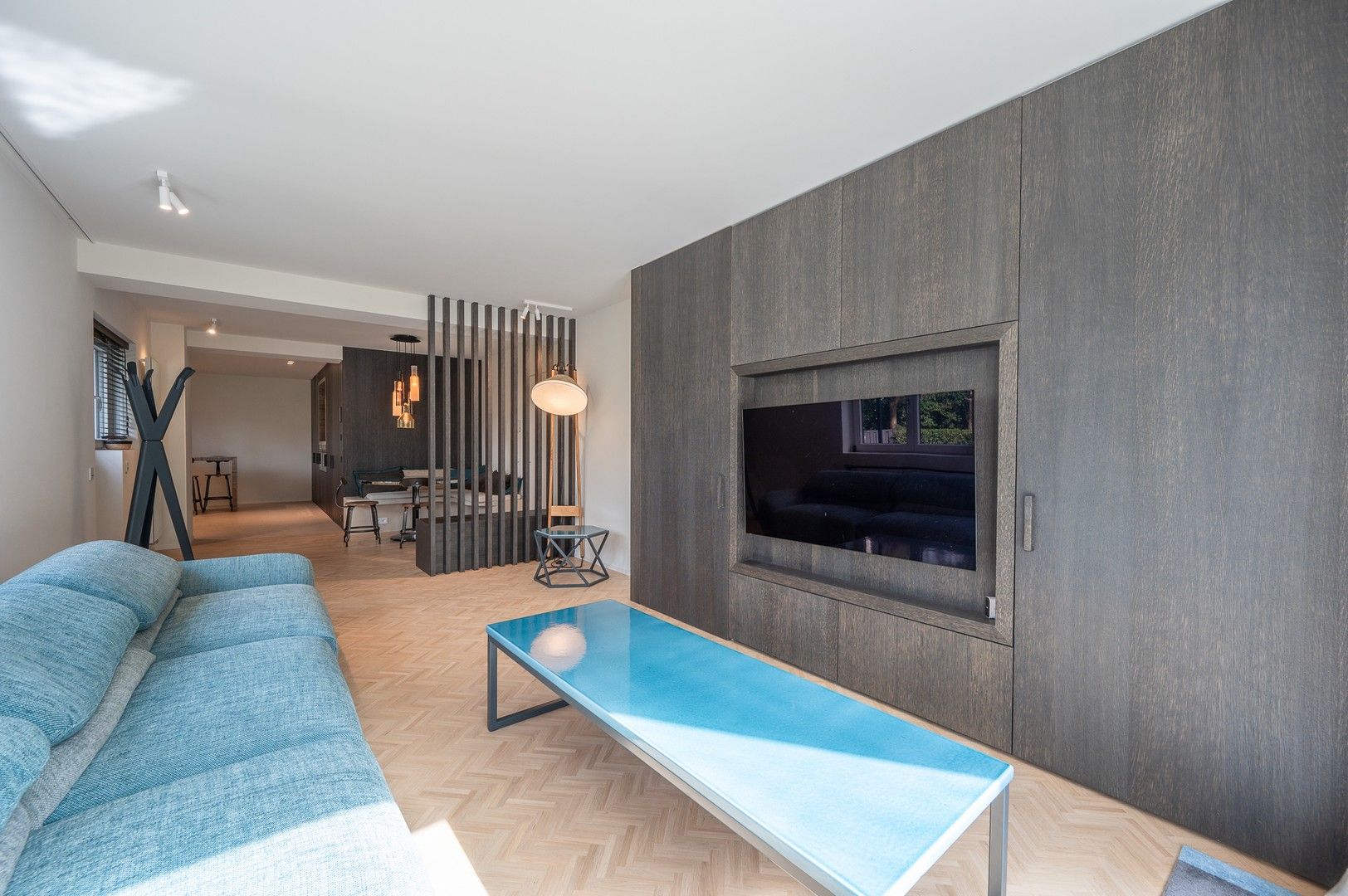 Prachtig tuinappartement met 3 volwaardige slaapkamers, gelegen in een paadje op een topligging in het Zoute. foto {{pictureIndex}}