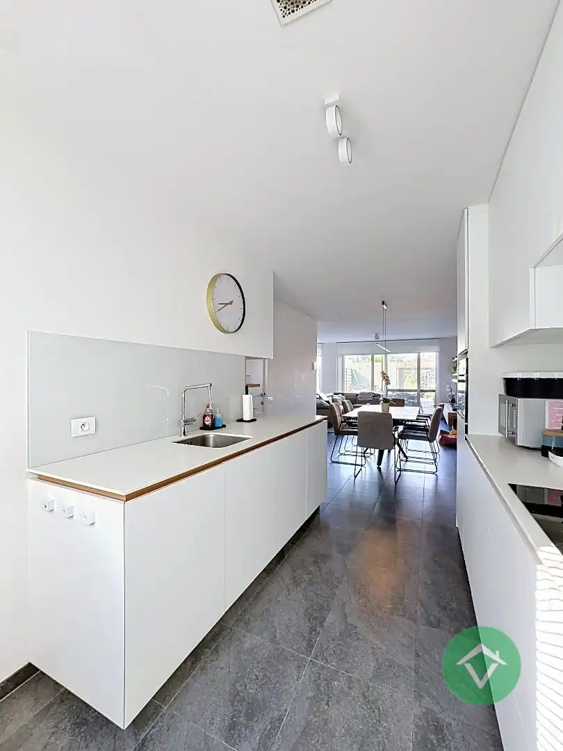 Recente gezinswoning (2019) met zonnige tuin en uitweg achteraan - instapklare topper. foto 12