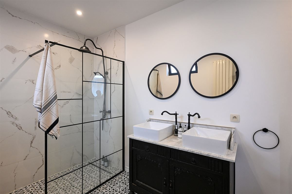 Gerenoveerde woning met leuke authentieke elementen foto 14