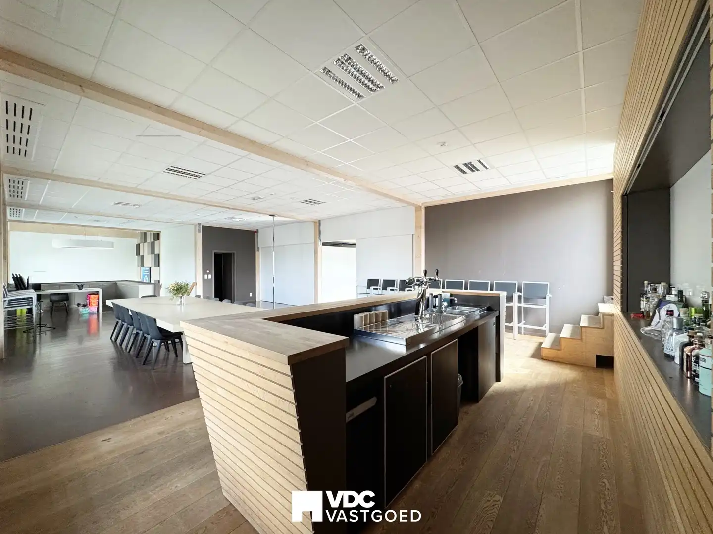 Representatief bedrijfscomplex met kantoren, dubbele industriehal, vergaderfaciliteiten, woongelegenheid en zonnepanelen foto 29