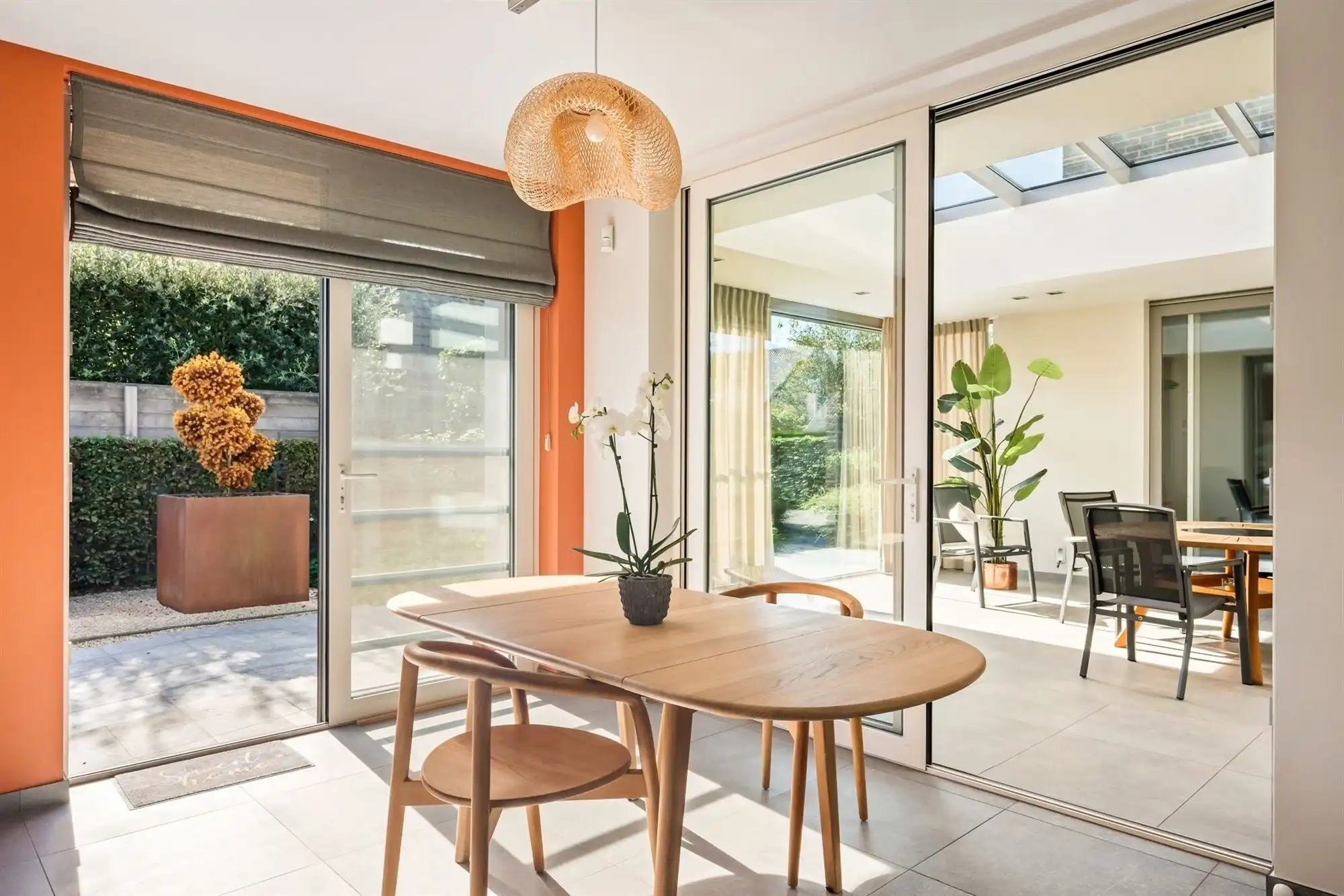 Knappe villa rond een glazen patio met gastenvleugel en 2 liften foto 12
