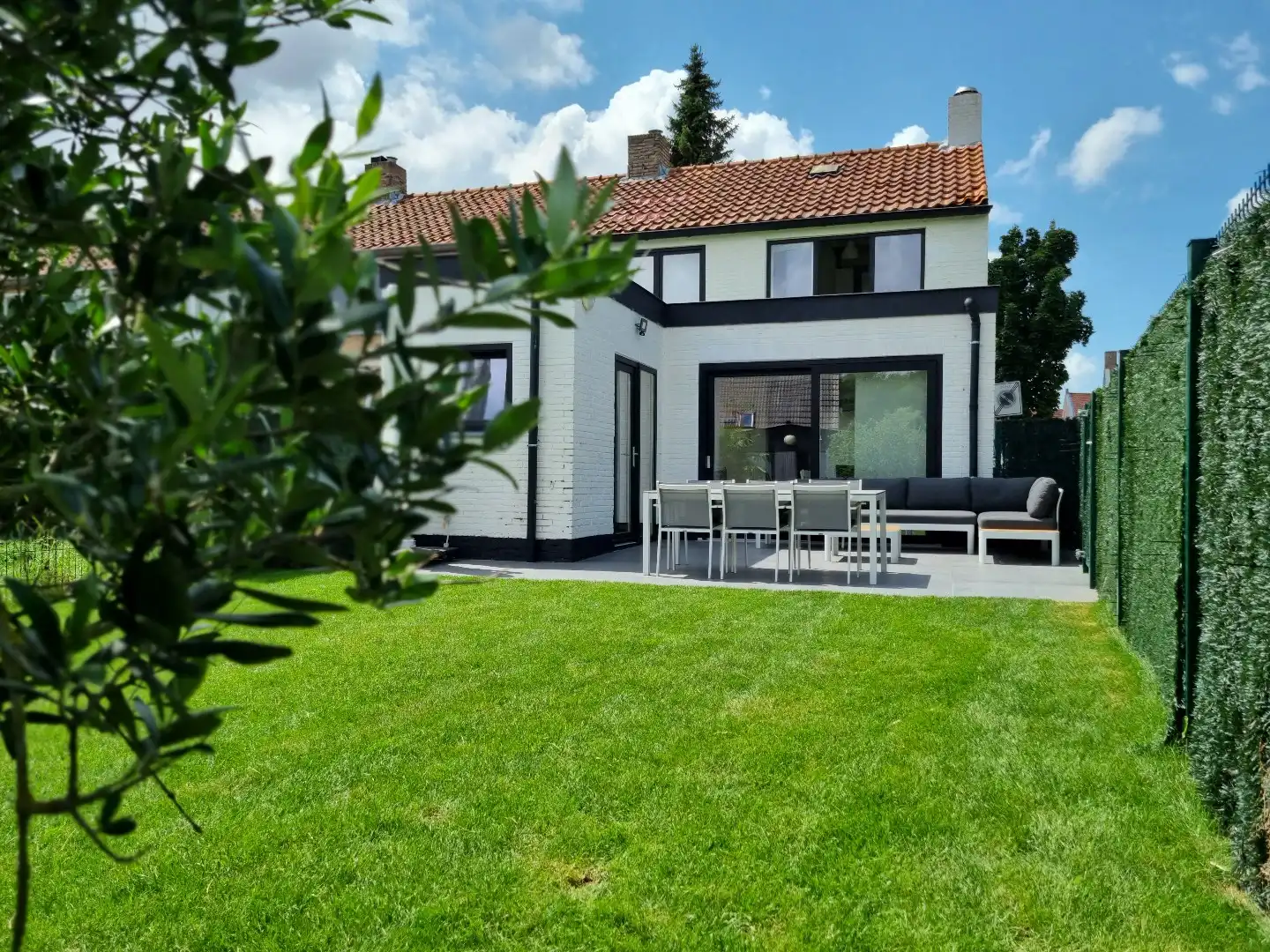 Ruime hoekwoning nabij centrum foto {{pictureIndex}}