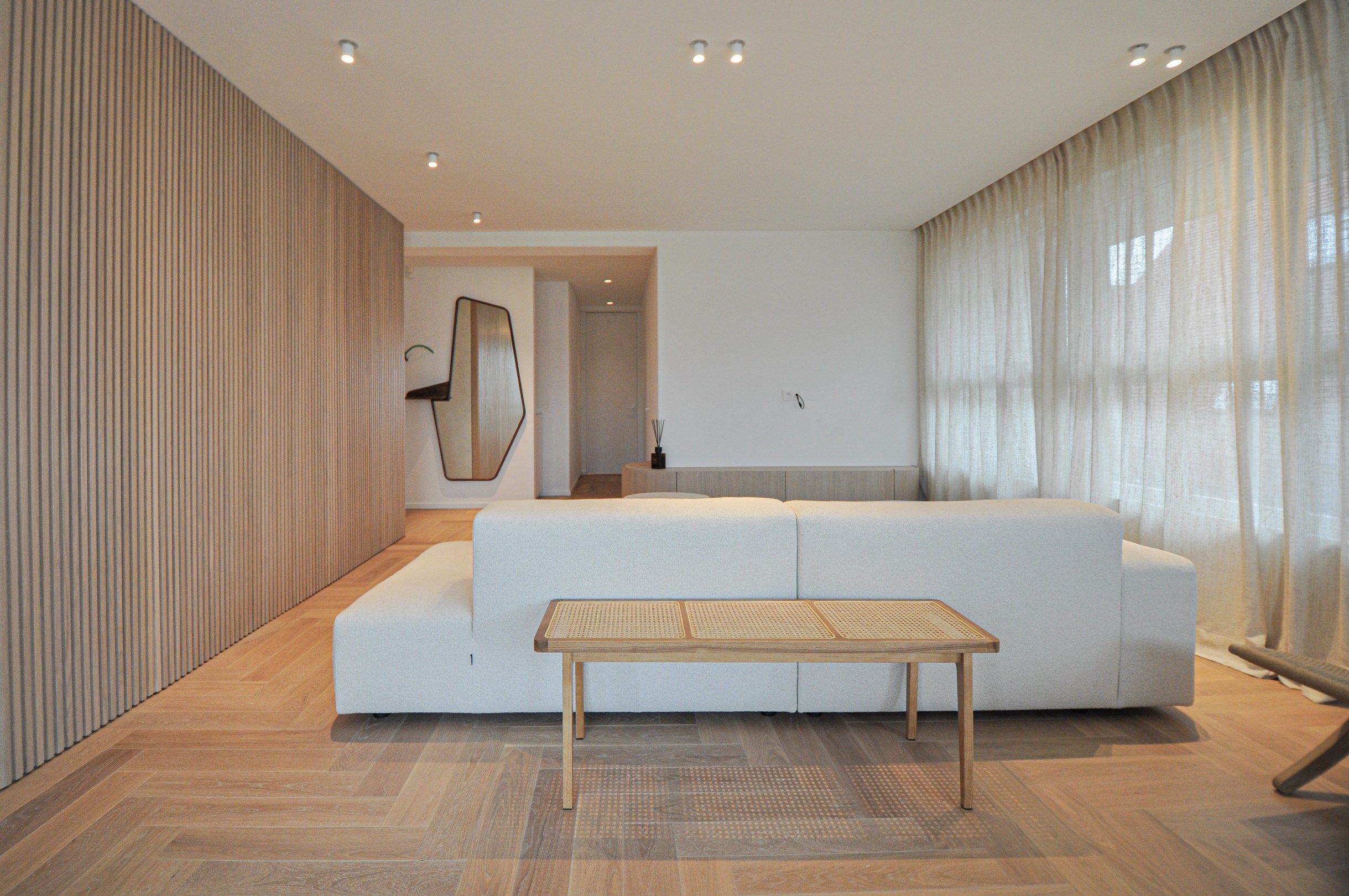 Lichtrijk volledig gerenoveerd appartement met een prachtig open zicht gelegen in een standingvolle villaresidentie. foto 3