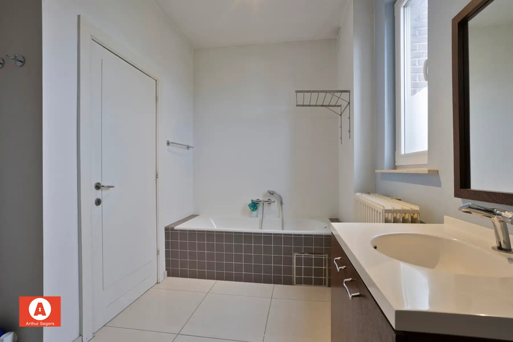 Karaktervolle open bebouwing met 5 slaapkamers en bureau foto 18