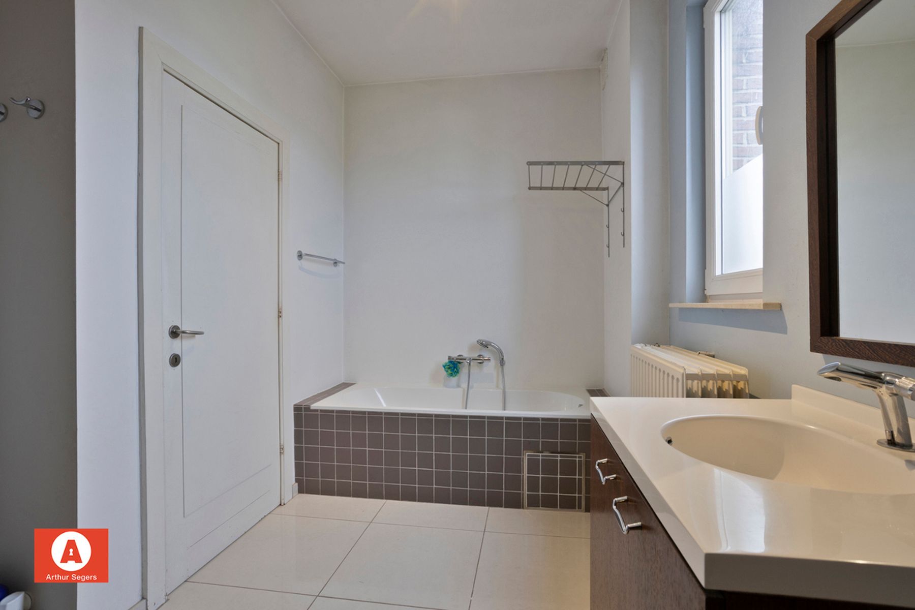 Karaktervolle open bebouwing met 5 slaapkamers en bureau foto 18