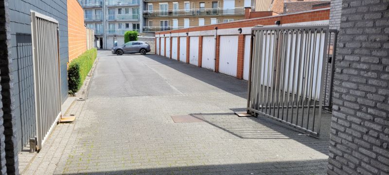 Roeselare-centrum. Op uitstekende ligging kan u deze recente garage terugvinden (NR 31).  Tussen Brugsesteenweg / Noordstraat / Gitsestraat.  Inrit via Gitsestraat 10. foto {{pictureIndex}}