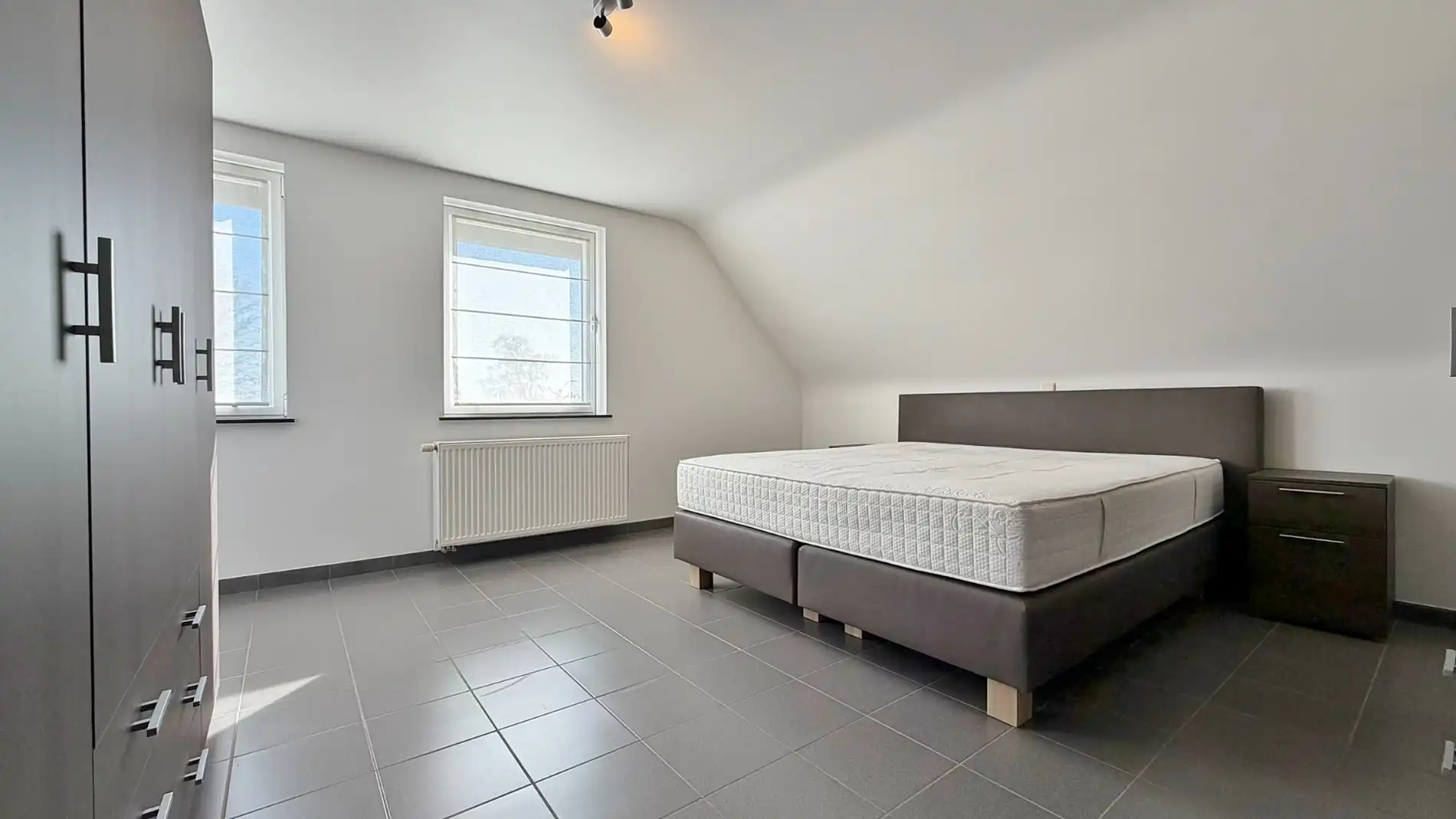 Ruime, zeer goed onderhouden villa met prachtige tuin in rustige doodlopende straat. foto 15