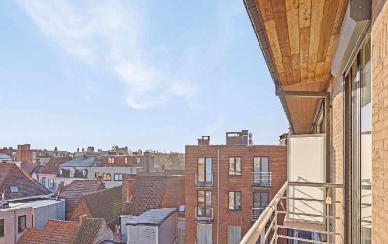 Roeselare-centrum. Lichtrijk 2-slaapkamerappartement in hartje Roeselare met vooraan en achteraan prachtige terrassen. Overal dichtbij en op 4 hoog gelegen ! foto 6