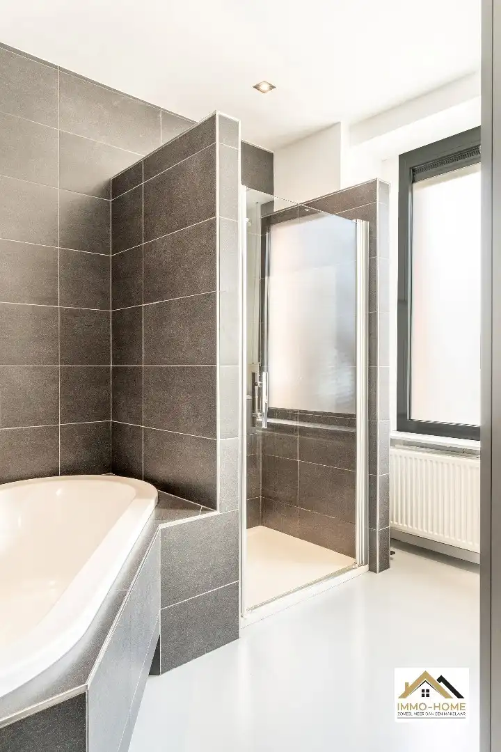 Héél erg ruime gerenoveerde woning met garage nabij centrum Lokeren! foto 5