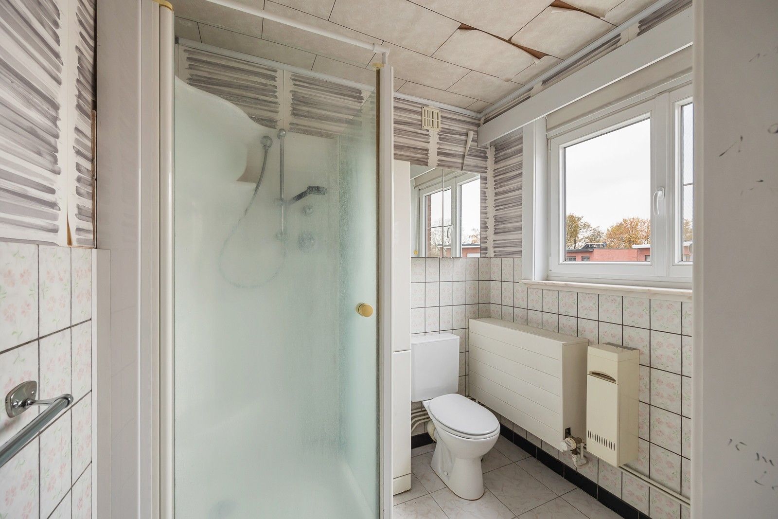 Complete hoekwoning met praktijkruimte/kantoor en 2 aparte opritten of te gebruiken als zorgwoning. foto 9