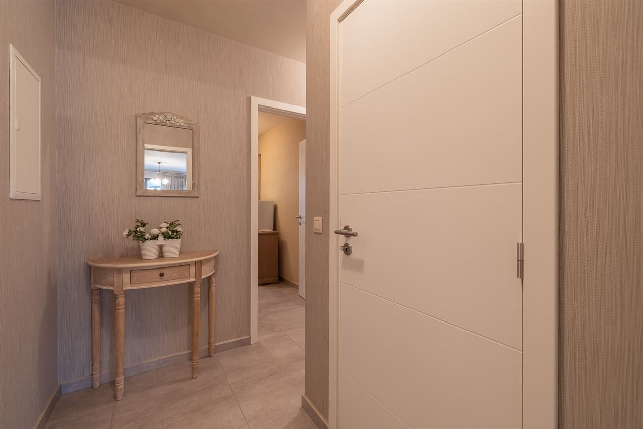 Gelijkvloers tweeslaapkamer appartement met terras en staanplaats in centrum  foto 9