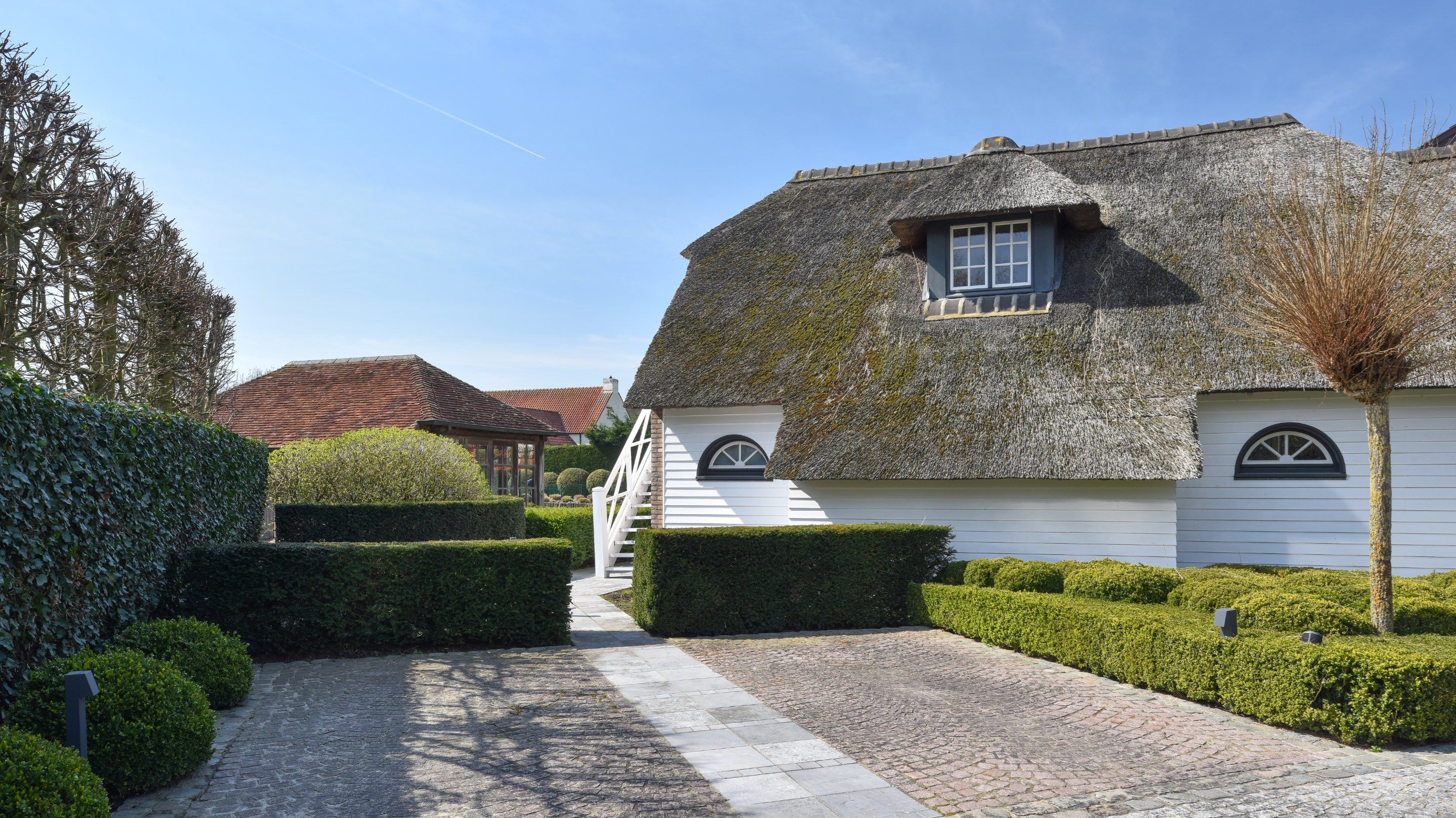 Overname van aandelen: indrukwekkende villa gelegen op een uitzonderlijke grond in een rustige residentiele buurt.  foto 6