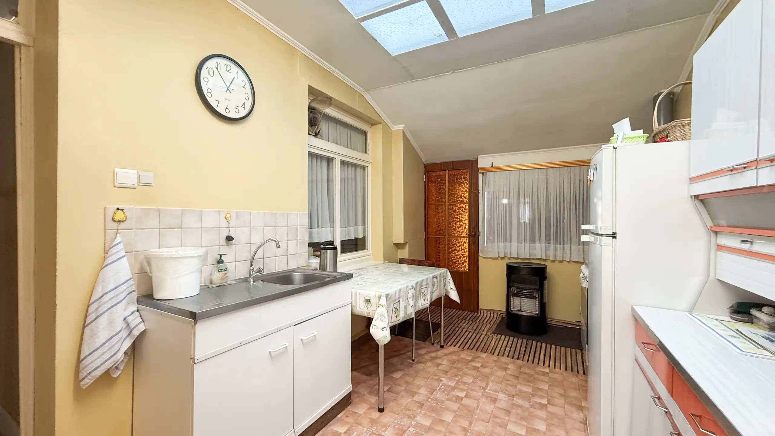 Op te frissen rijhuis met 3slpk + tuin in Sint-Truiden! foto 12