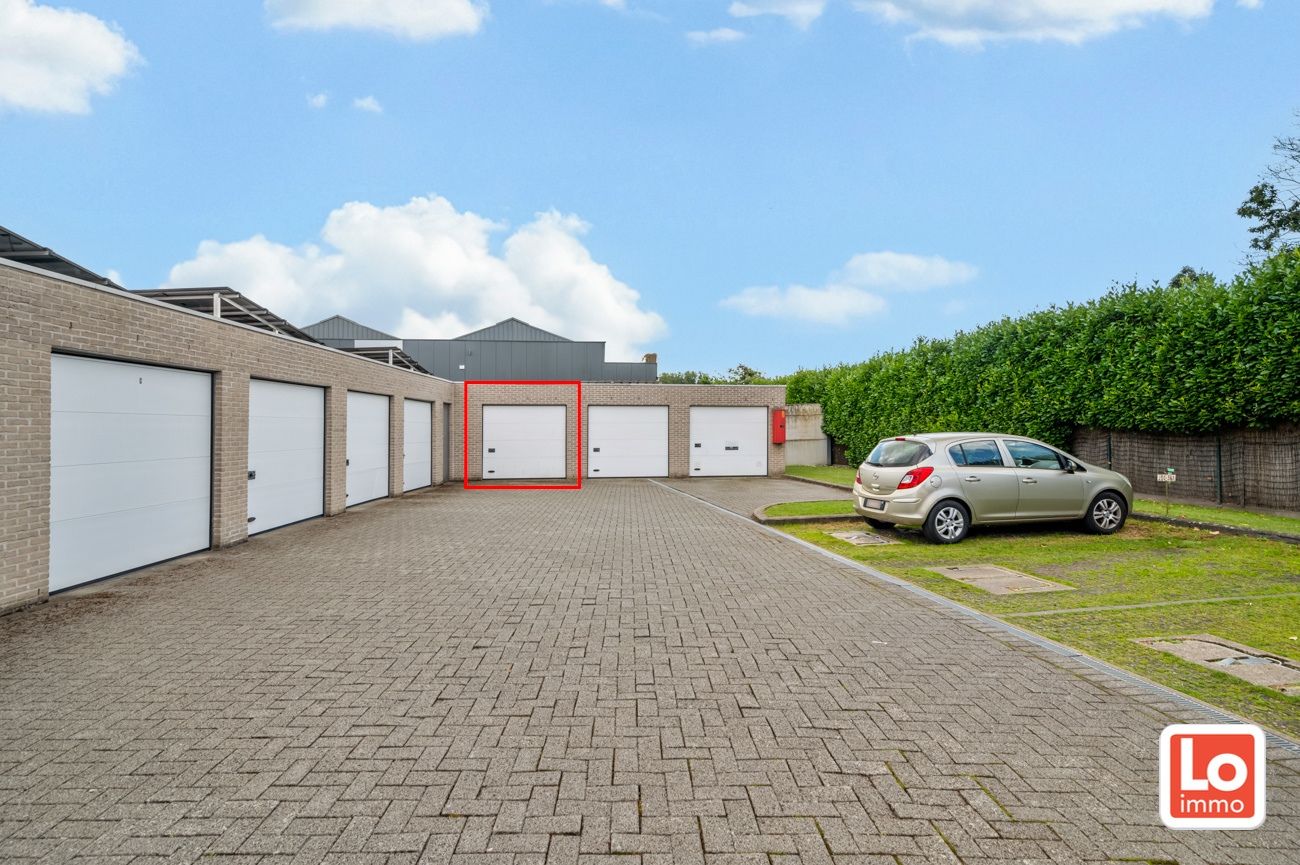 VERKOCHT! Ruim en gezellig appartement met garage in het centrum Lochristi! foto 3