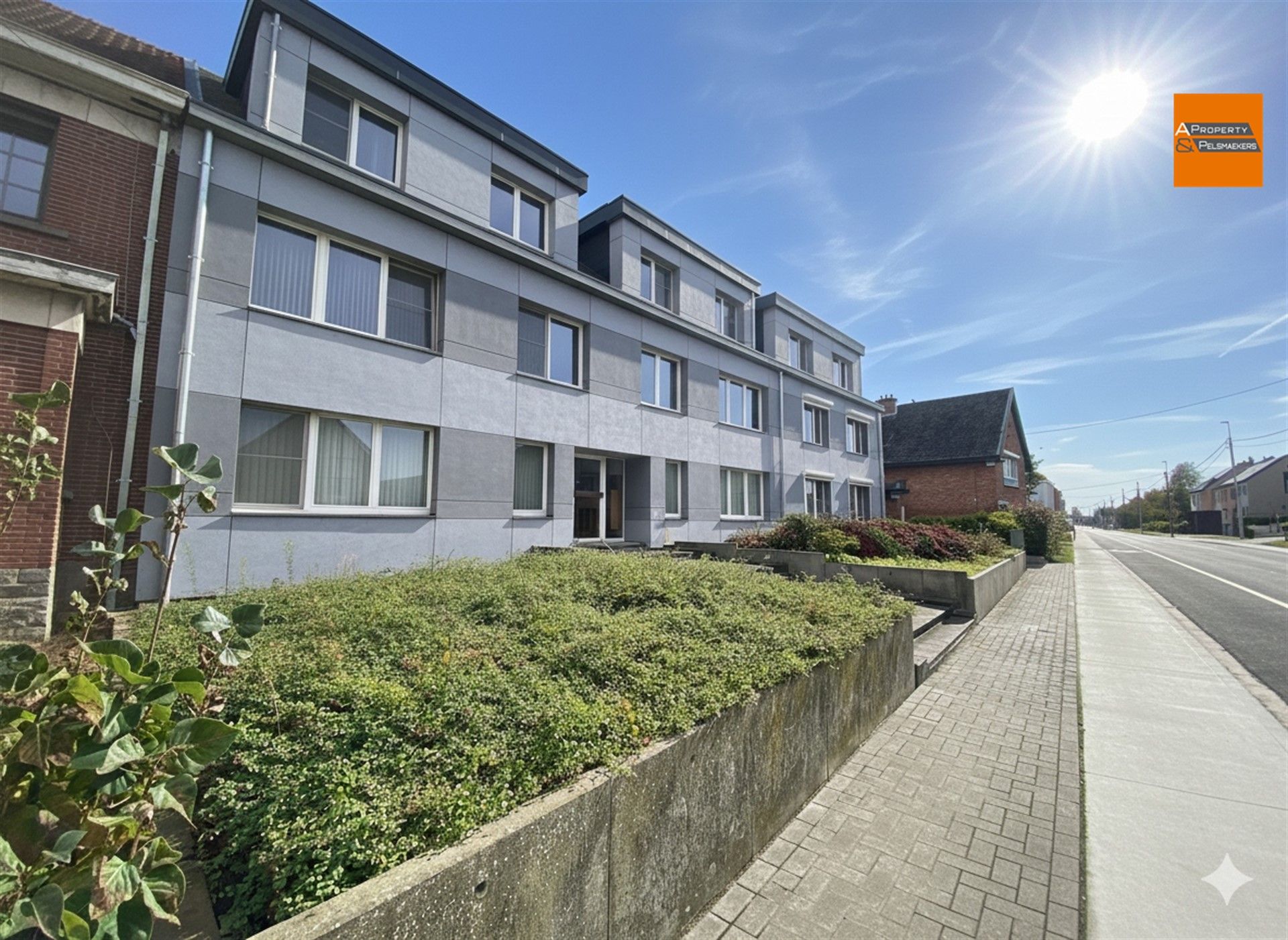 Gelijkvloers appartement met twee slaapkamers en garagebox. foto 2