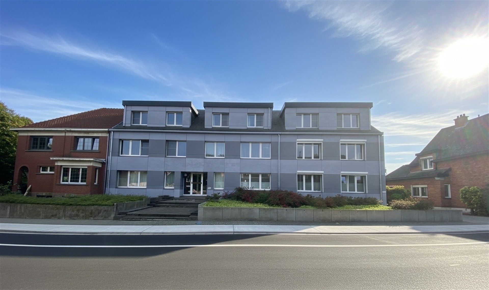 Gelijkvloers appartement met twee slaapkamers en garagebox. foto 2