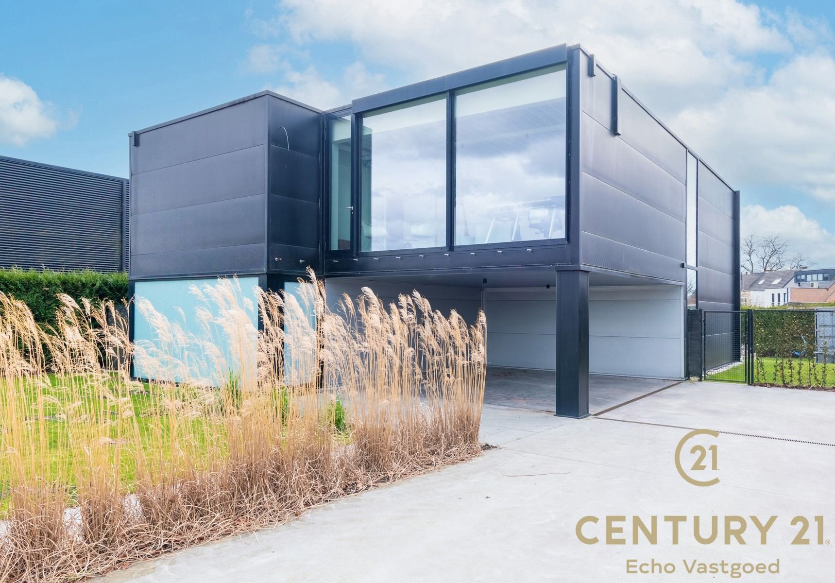 Unieke energiezuinige Loft-Stijl villa aan het water foto {{pictureIndex}}