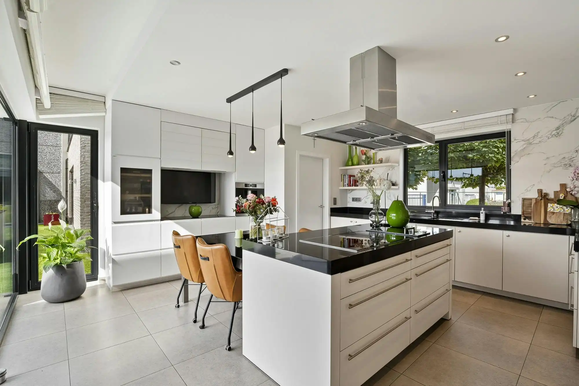 Luxe villa met exclusieve tuin en 600m2 magazijn in KMO-zone foto 7