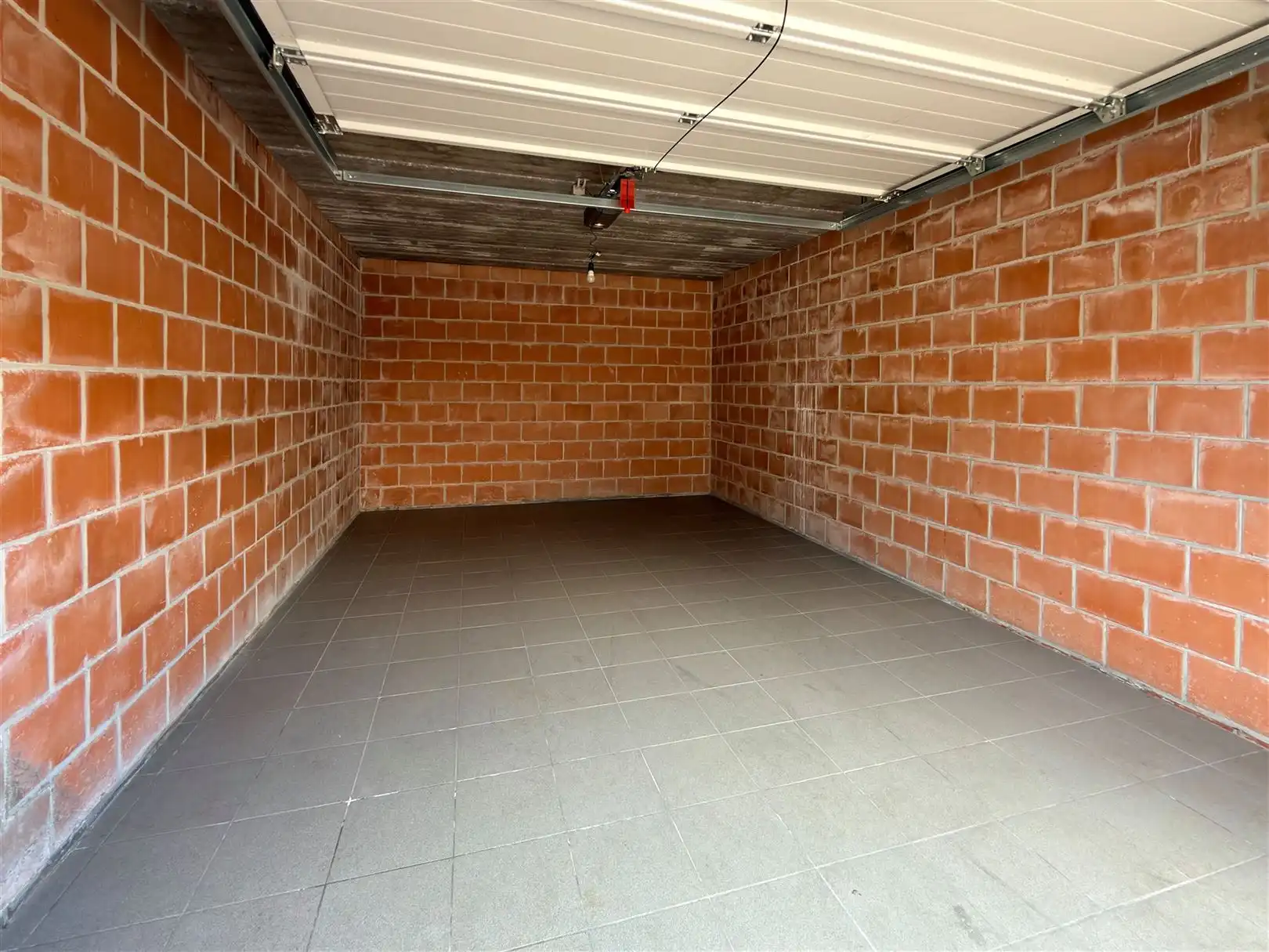 Goed gelegen garage met sectionaalpoort! foto 3