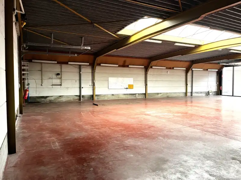 Magazijn met burelen en parkeer mogelijkheden foto 8