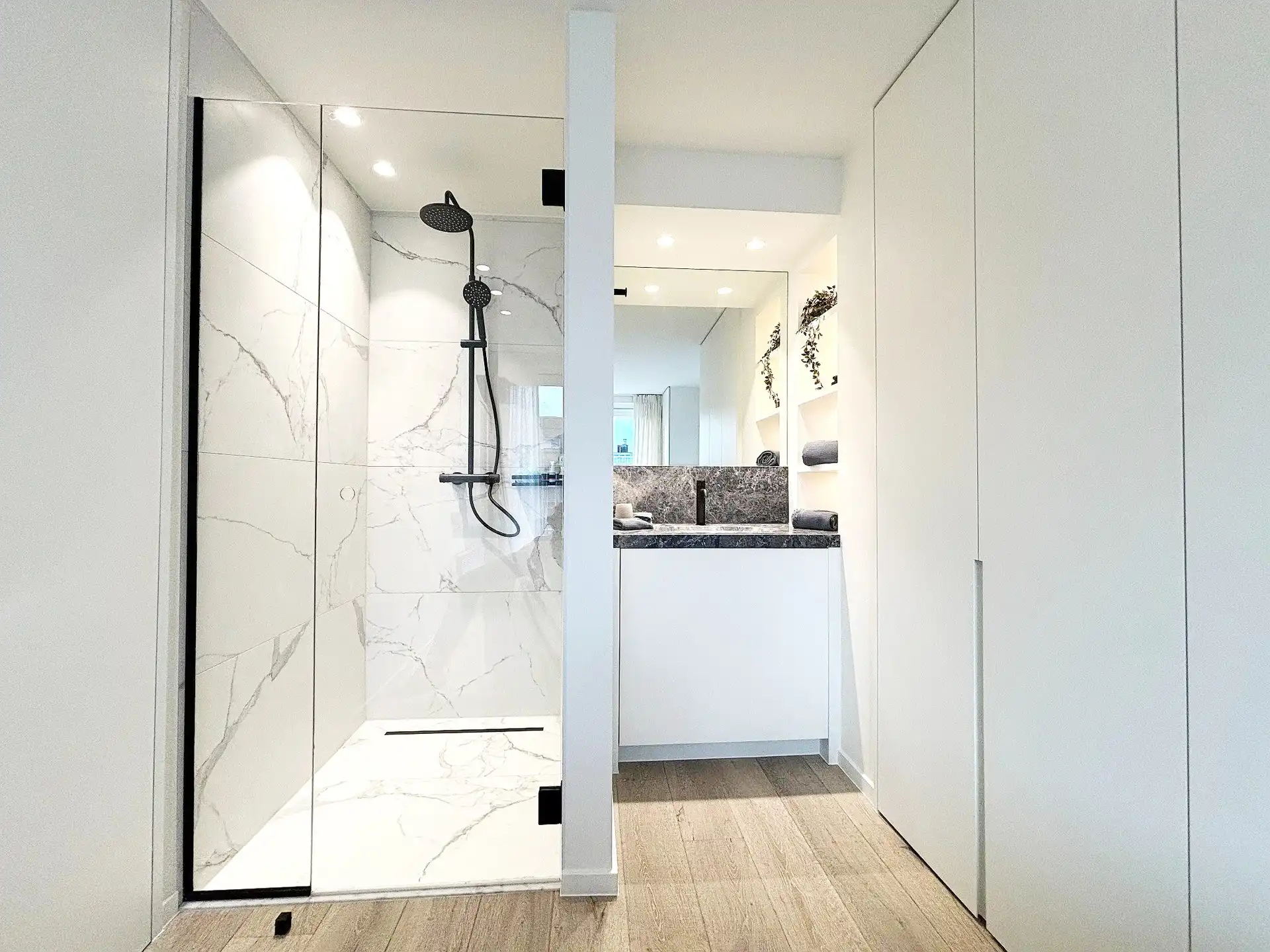 Gerenoveerd appartement vlakbij de zeedijk met prachtige terrassen foto 14