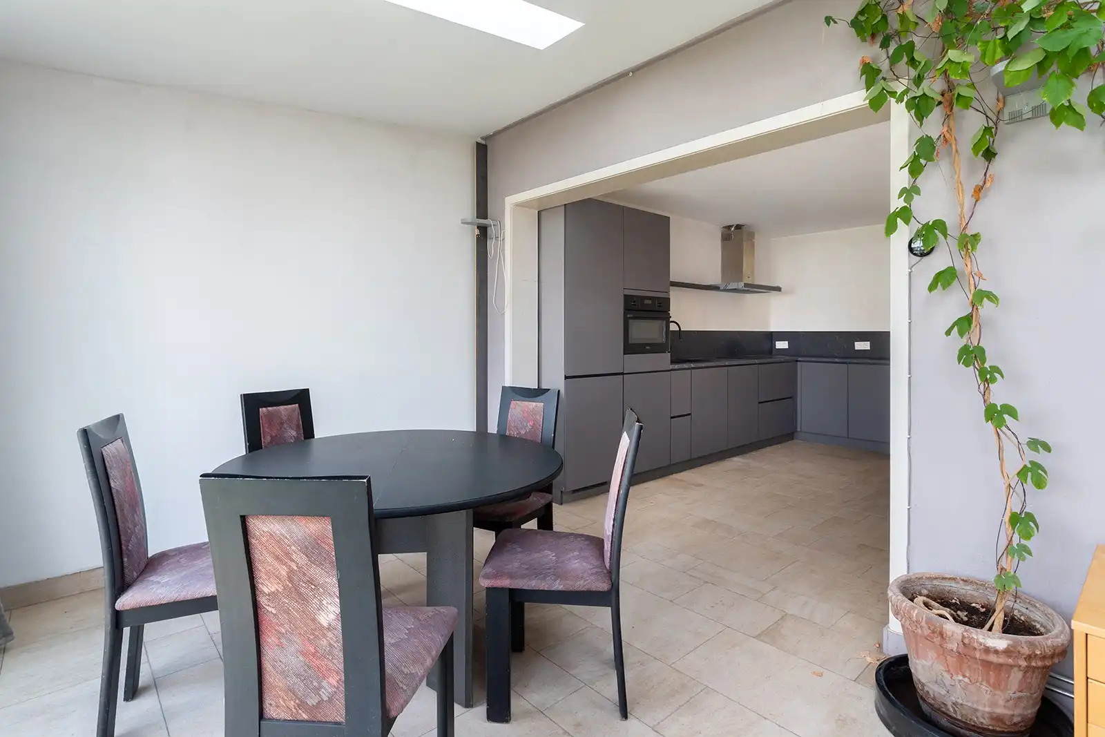 Lichtrijke bel-etagewoning met dubbele garage en ruime tuin foto 24