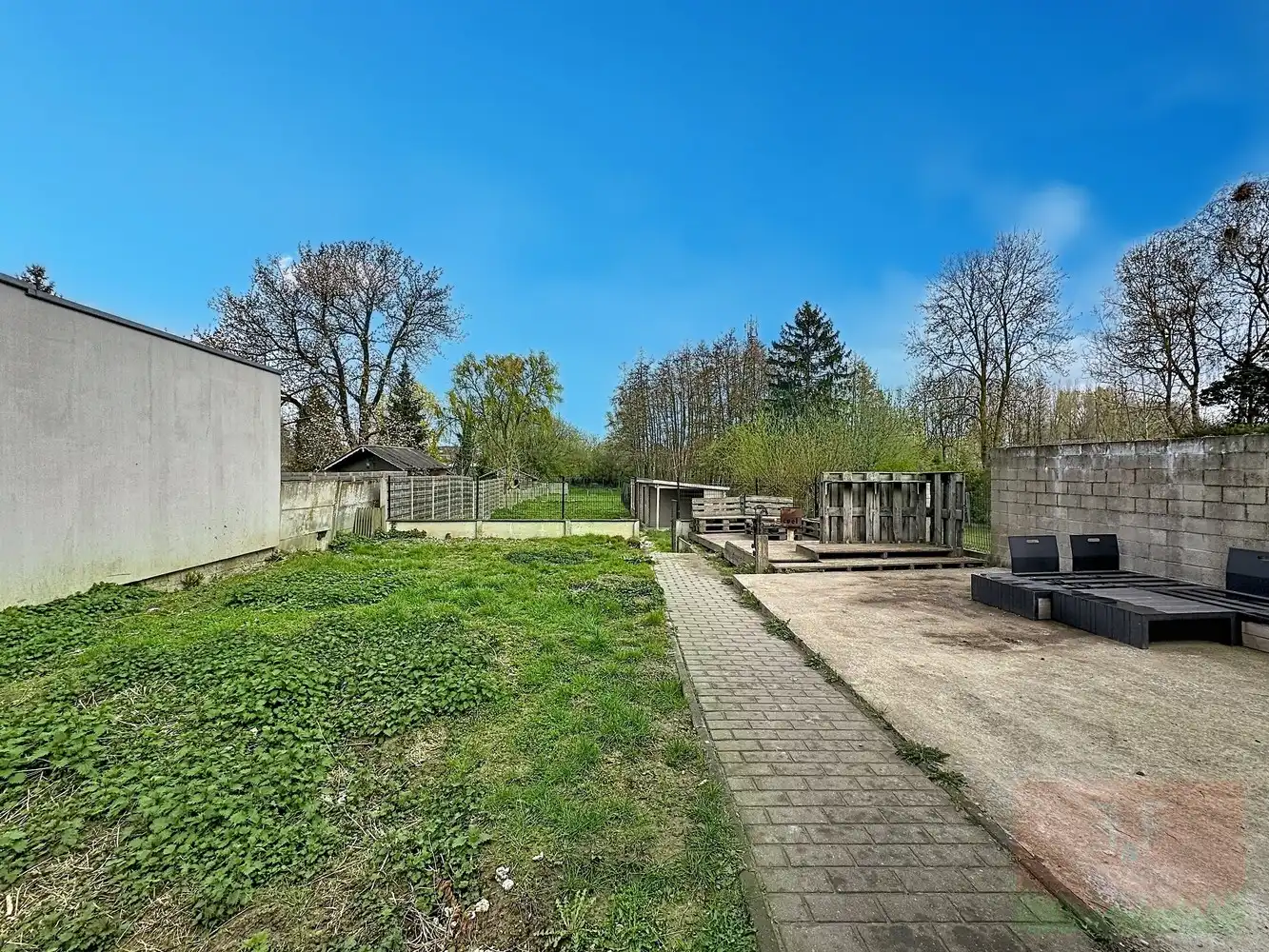 Instapklare hedendaagse gezinswoning met garage, opslagruimte en grote tuin foto 26