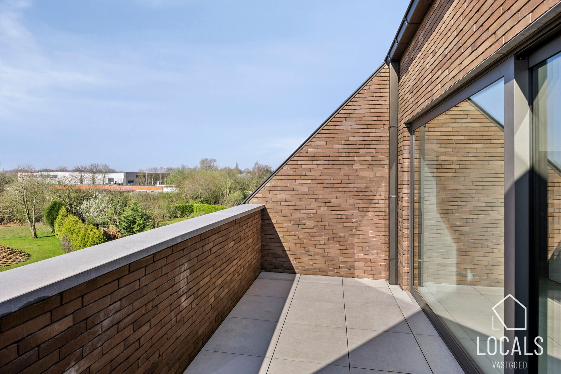 Modern en ruim duplexappartement met zonnig terras foto 19